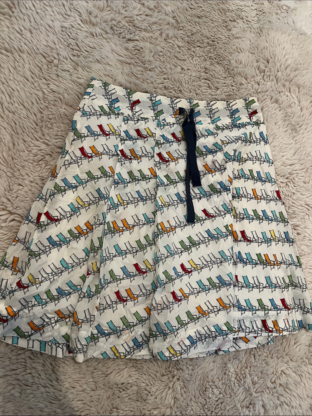 Liz Claiborne White Skirt with Multicolor Beach Chair Print and Navy Tie